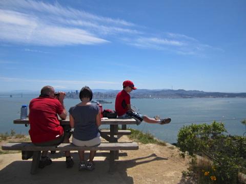Photo : Famille sur Angel Island avec vue sur San Francisco