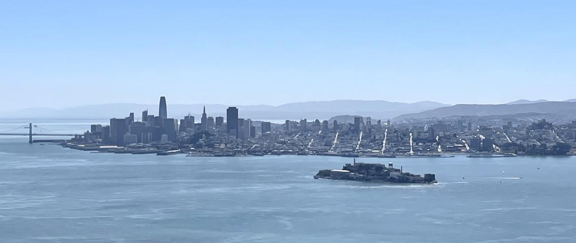 Vue lointaine sur San Francisco et Alcatraz