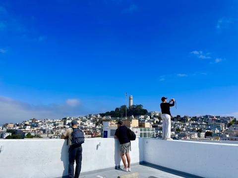 Voyageurs prenant des photos sur un toit à San Francisco