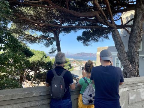 Une famille à San Francisco admirant une vue sur le Golden Gate Bridge