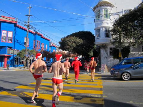 Photo : Coureurs en sous vêtements de Pères Nöel pour la lutte contre le sida