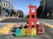 Photo : maquette du Golden Gate Bridge et des Painted Ladies dan une rue de San Francisco